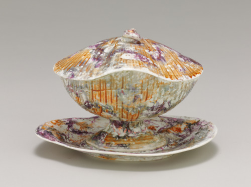 Covered Sauce Tureen with Stand