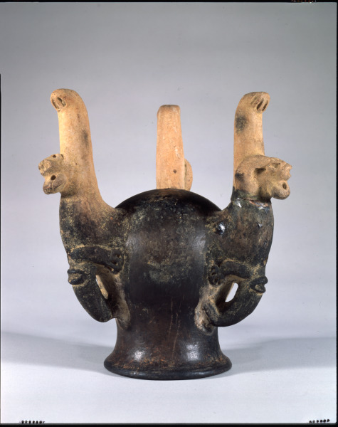 Tripod vessel with alligator-form legs