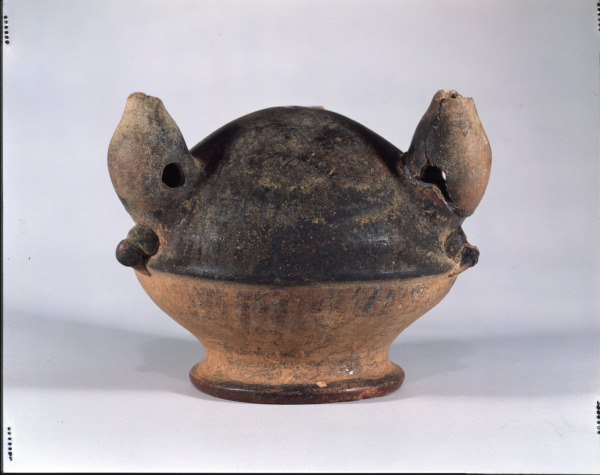 Tripod vessel with short hollow legs
