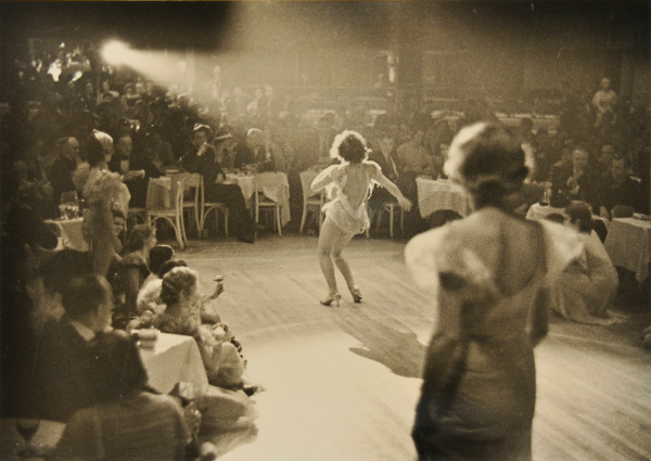 NIGHT CLUB SCENE (HIPSHAKER). FOR VOGUE MAGAZINE.