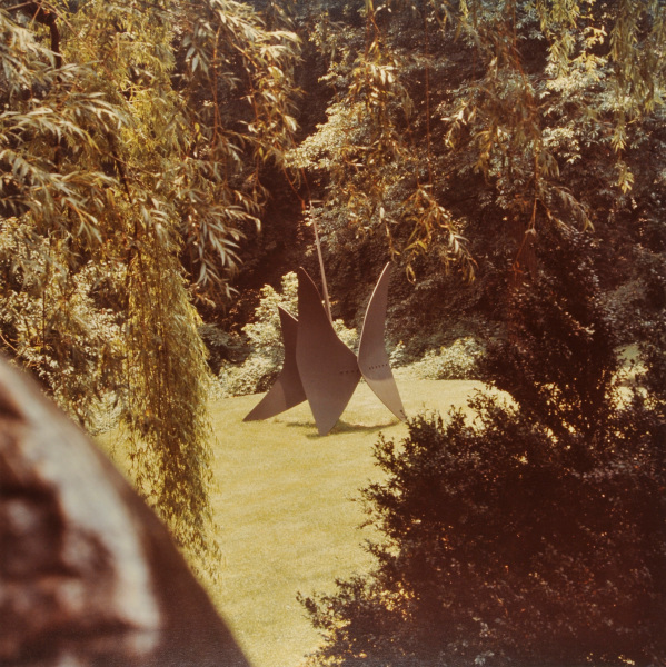 ALEXANDER CALDER, FOUR DISHES. PHOTOGRAPH TAKEN IN THE WURTZBURGER SCULPTURE GARDEN (ORIGINAL SITE, TIMBERLANE)