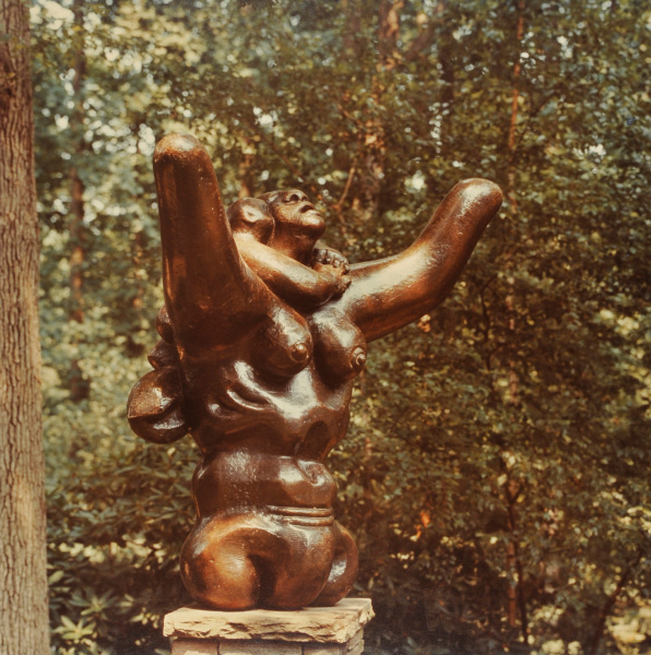 JACQUES LIPCHITZ, MOTHER AND CHILD. PHOTOGRAPH TAKEN IN THE WURTZBURGER SCULPTURE GARDEN (ORIGINAL SITE, TIMBERLANE)