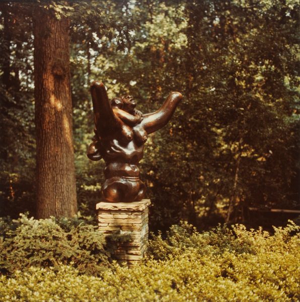 JACQUES LIPCHITZ, MOTHER AND CHILD. PHOTOGRAPH TAKEN IN THE WURTZBURGER SCULPTURE GARDEN (ORIGINAL SITE, TIMBERLANE)