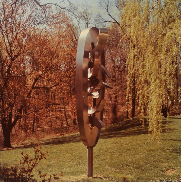 NOGUCHI, UNTITLED. PHOTOGRAPH TAKEN IN THE WURTZBURGER SCULPTURE GARDEN (ORIGINAL SITE, TIMBERLANE)