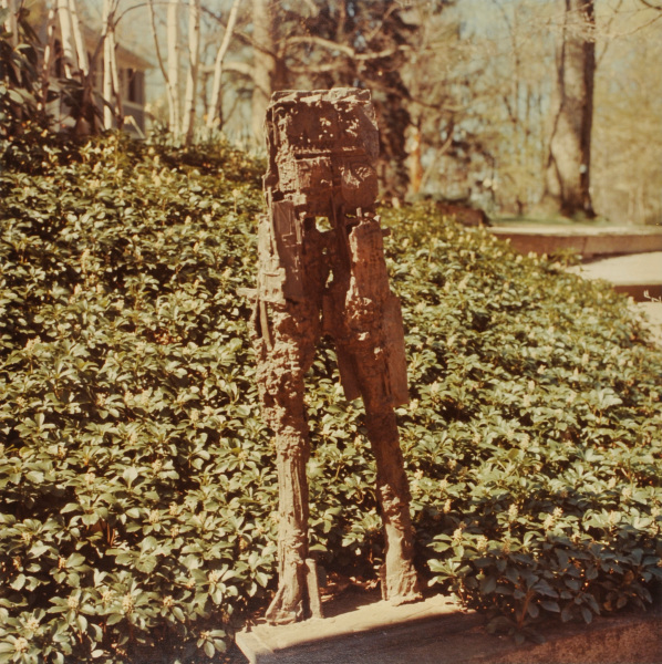 PAOLOZZI, BOX-HEADED FIGURE. PHOTOGRAPH TAKEN IN THE WURTZBURGER SCULPTURE GARDEN (ORIGINAL SITE, TIMBERLANE)