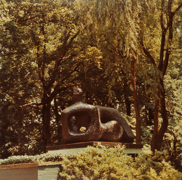 HENRI MOORE, RECLINING FIGURE. PHOTOGRAPH TAKEN IN THE WURTZBURGER SCULPTURE GARDEN (ORIGINAL SITE, TIMBERLANE)