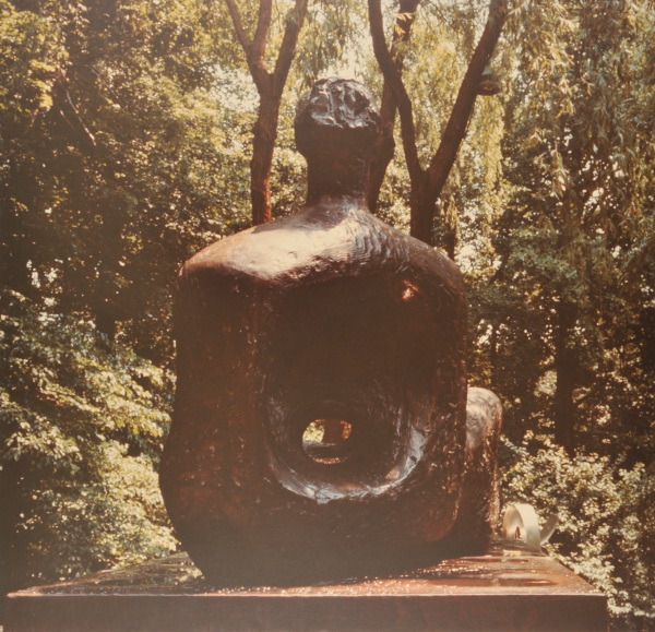 HENRI MOORE, RECLINING FIGURE. PHOTOGRAPH TAKEN IN THE WURTZBURGER SCULPTURE GARDEN (ORIGINAL SITE, TIMBERLANE)