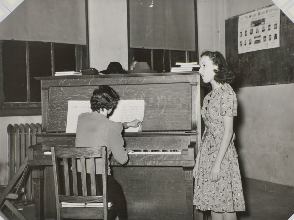 LOCAL SINGER ENTERTAINING AT JAYCEE BUFFET SUPPER, EUFAULA, OKLAHOMA, FEB 1940