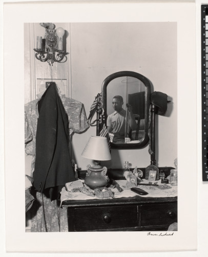 HARLEM 1940, MAN IN MIRROR