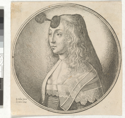 WOMAN WITH HOUPETTE ON FOREHEAD TURNED TO THE LEFT