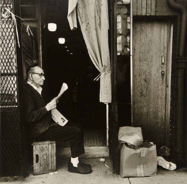 SOLOMON FAIRMAN READING HIS DAILY YIDDISH NEWSPAPER