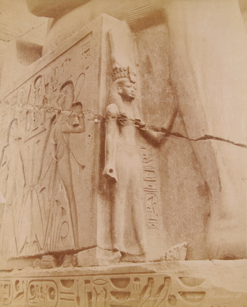 LUXOR, STATUE OF QUEEN NEFERTARI, WIFE OF RAMESSES II, COLOSSAL STATUE OF RAMESSES II, FIRST COURT LUXOR TEMPLE, 19TH DYNASTY