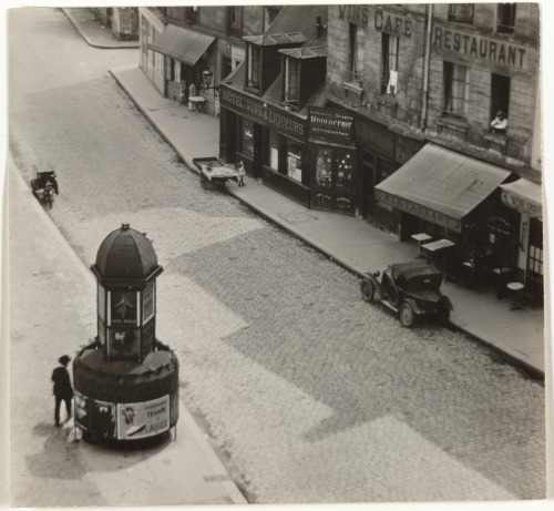 MAN AT PISSOR, LATIN QUARTER, PARIS