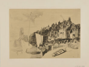 Quai d’un port Normand, bordé de vieilles maisons à droite avec des bateaux à sec, au fond à gauche un clocher