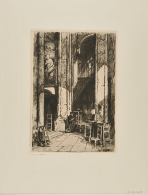 Intérieur d’église avec une femme assise