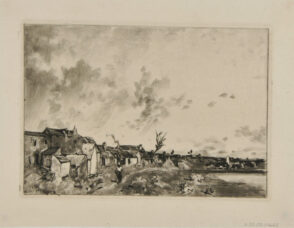 Village sur le bord d’une rivière qui coule à droite; grand ciel nuageux