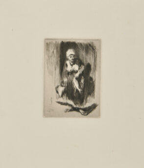 Femme tenant des poissons d’une main et de l’autre un panier