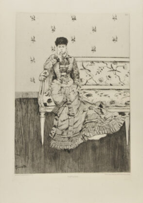 Jeune femme sur un canapé