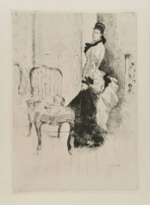 Femme debout dans un intérieur